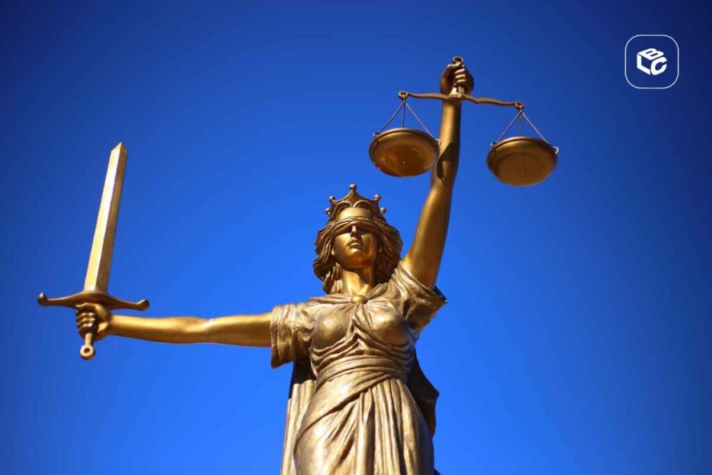 Estátua dourada da Justiça com balança e espada, símbolo de precatórios e RPVs.