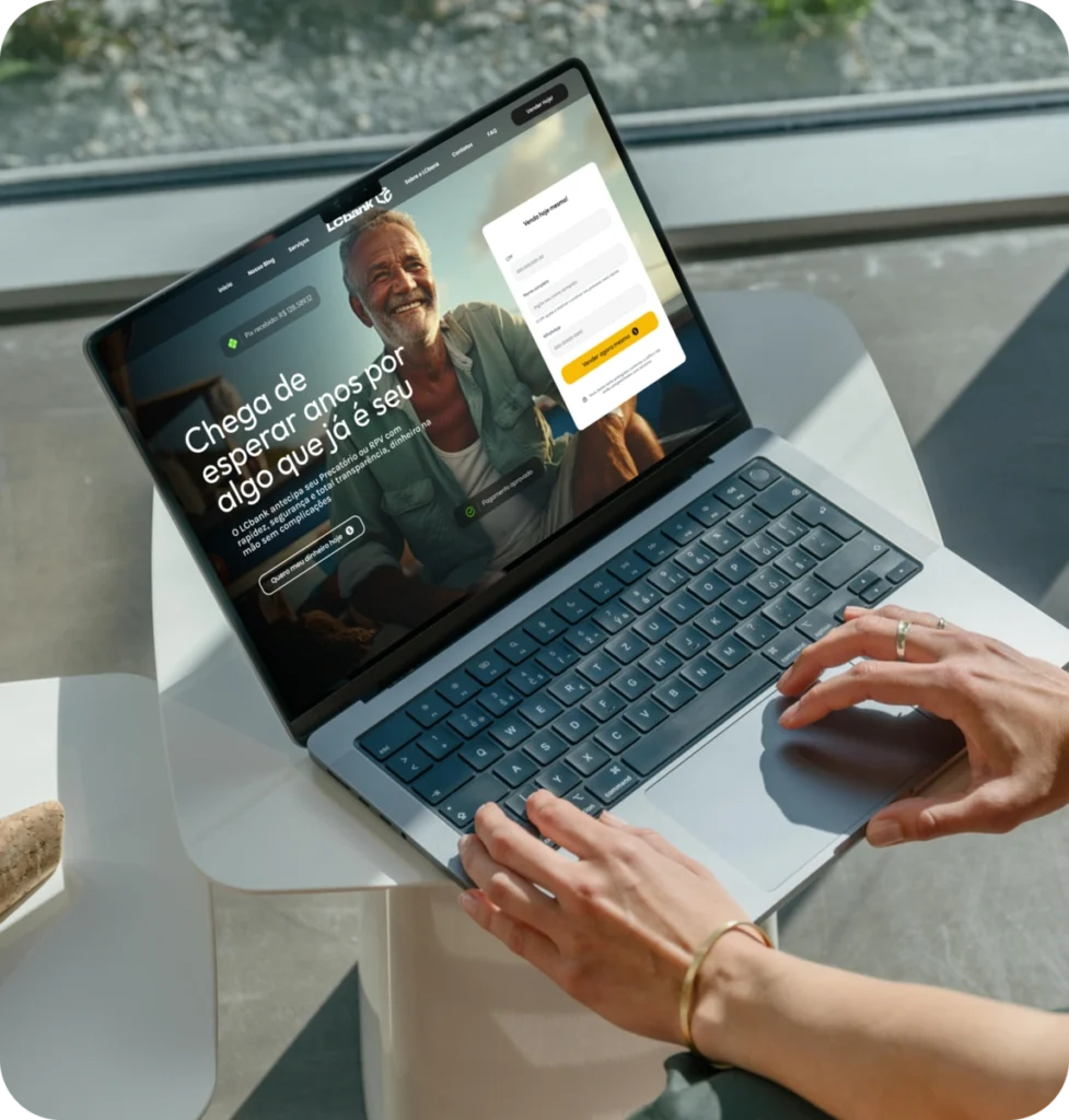 Laptop com site do LCbank aberto, mostrando login e anúncio.